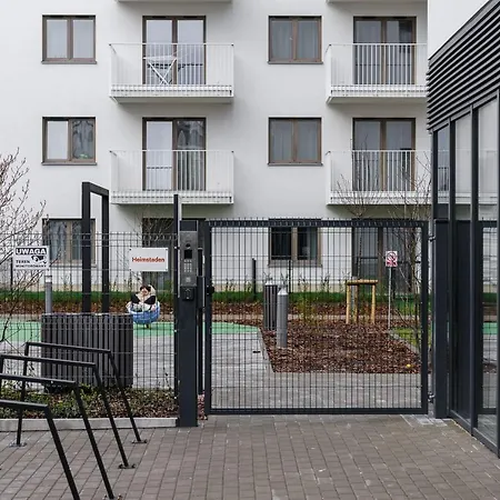 Modern Near The Center & Airport Apartamento