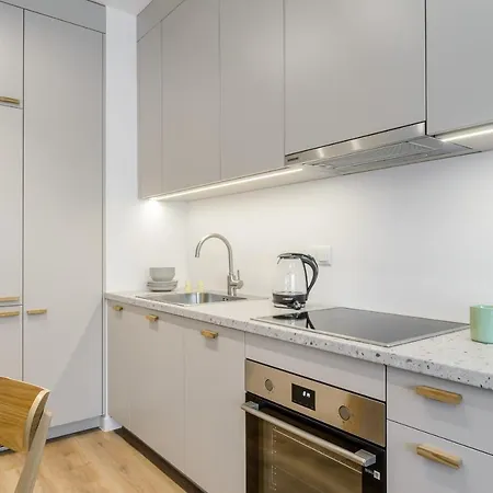 Apartment Modern Near The Center & Airport *